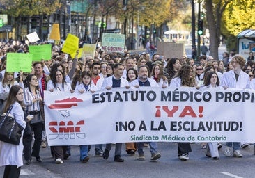 Manifestación de médicos por las calles de Santander el pasado diciembre.