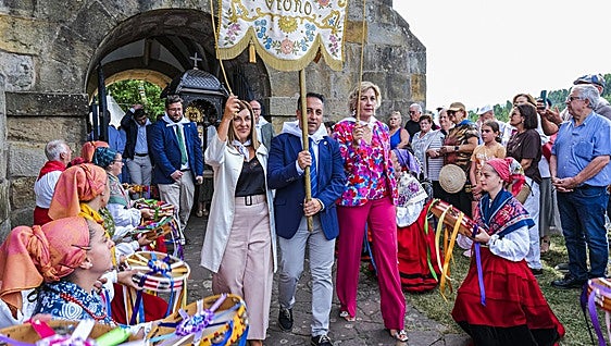 Buruaga, junto al alcalde de Piélagos, encabezan la procesión de la Virgen de Valencia por los alrededores del santuario