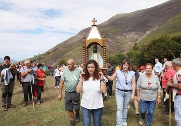 Los fieles llevaron en andas la imagen de la virgen