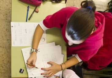 Una estudiante resuelve un problema de matemáticas.
