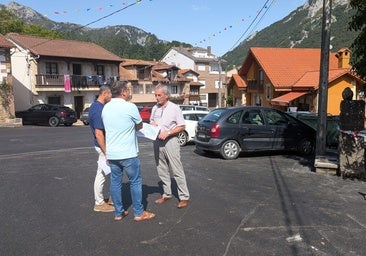 El alcalde de Rionansa supervisando los trabajos ejecutados junto a los responsables de la empresa Senor.