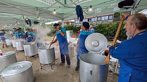 El mal tiempo no pudo con el popular sorropotún de San Vicente