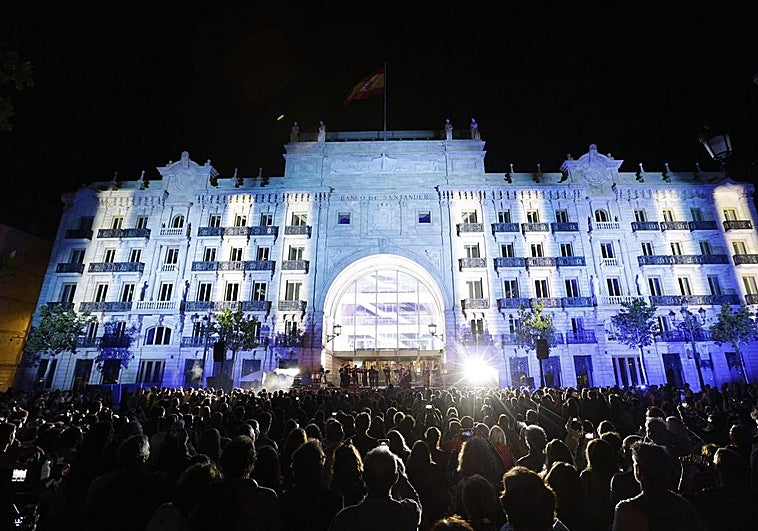 Faro Santander culmina su apertura con un espectacular encendido