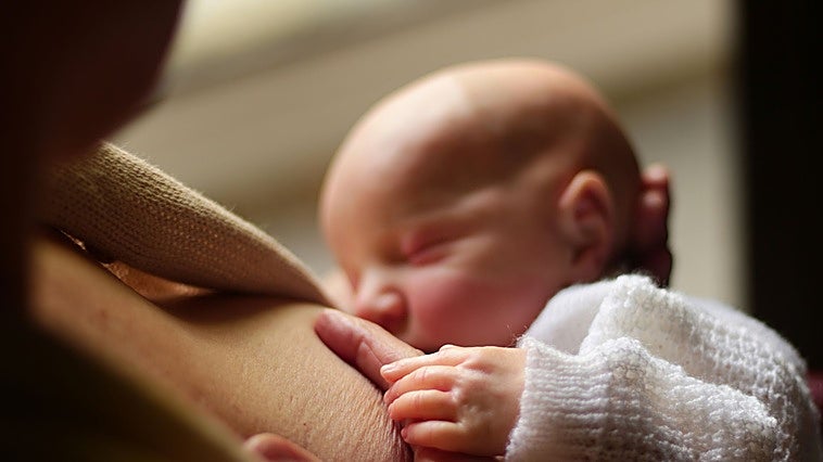 Más del 80% de las mujeres que dan a luz en Valdecilla optan por la lactancia materna