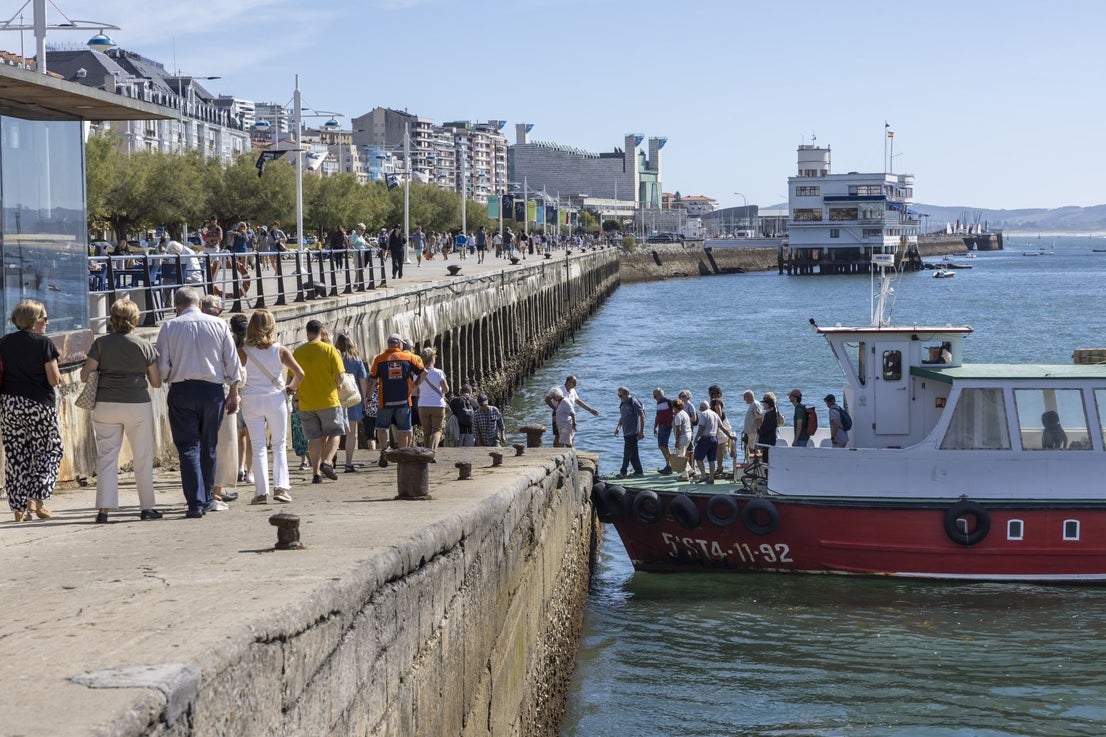 Los bajos del muelle, visibles por la bajamar.