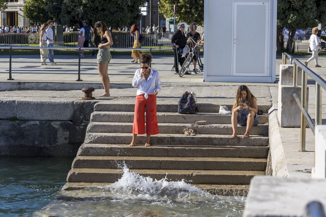 En las escaleras del paseo, la bajamar ha dejado más escalones a la vista de lo habitual por las mareas vivas.