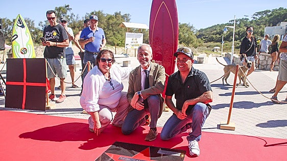'Capi' descubre la sexta estrella del paseo de la fama del surf de Somo