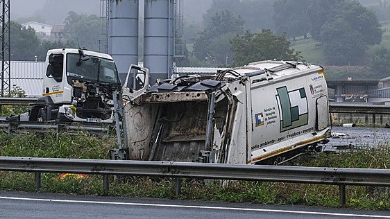 CC OO pide revisar la flota de camiones de basura tras la muerte de dos trabajadores en un accidente en la A-67