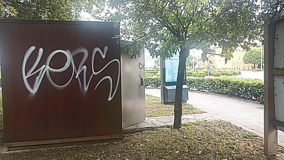 El vandalismo deja fuera de uso una y otra vez uno de los baños públicos del Bulevar Ronda