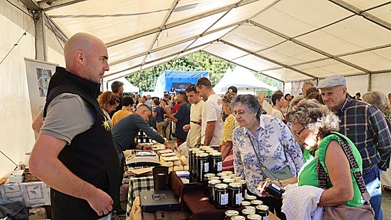 La miel se convierte en el producto estrella de la feria de Vega de Liébana