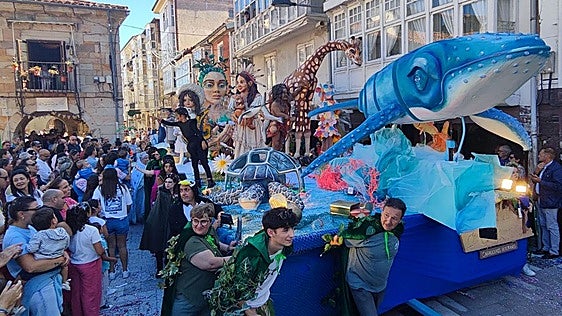 La carroza 'Un mundo de conciencia' gana en Reinosa
