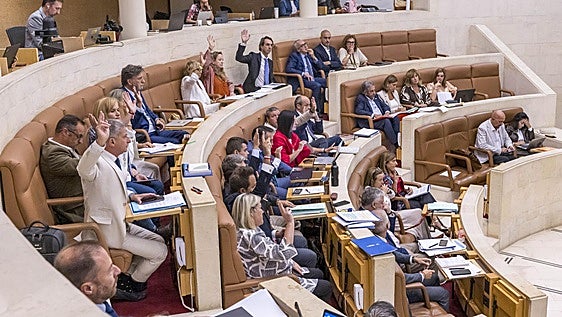 PP y Vox se alían para salvar la nueva Ley de Autoridad Docente de Cantabria