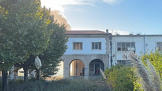 Los bomberos acceden al edificio donde se ha desatado el incendio