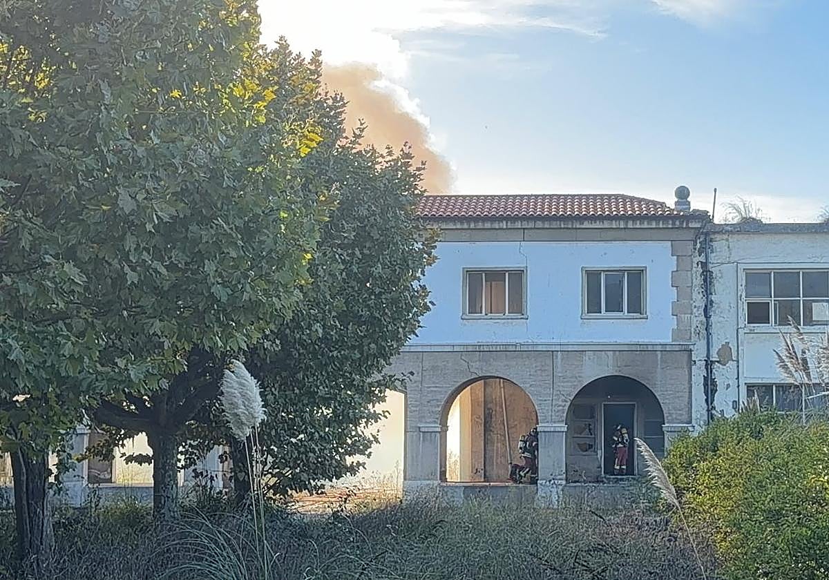 Otro incendio en las antiguas instalaciones de Sniace
