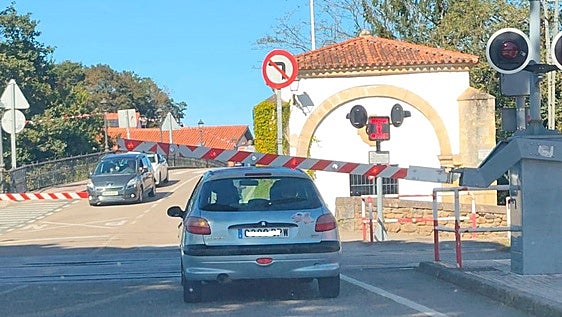 Un fallo en la barrera del paso a nivel de Puente San Miguel genera retenciones y retrasos en dos trenes