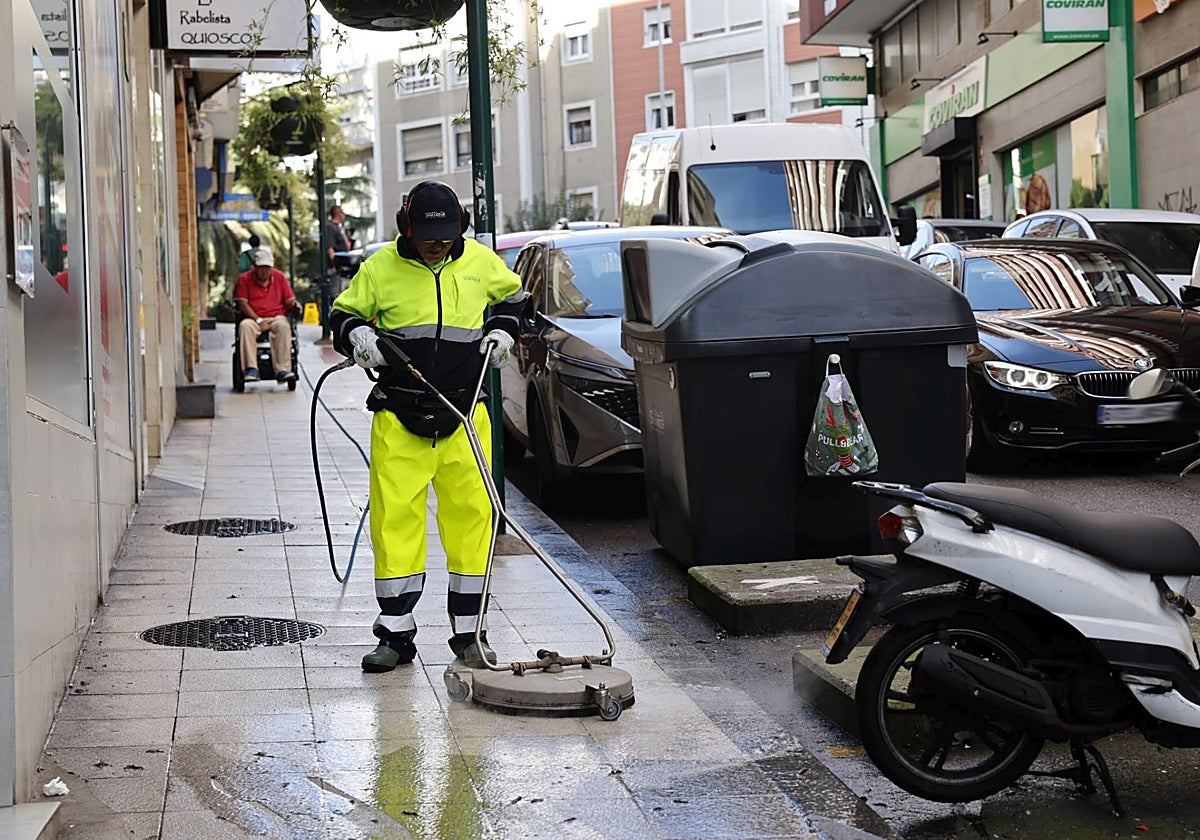 Un empleado del servicio de limpieza viaria de Santander trabaja, este martes, en la calle Jiménez Díaz.