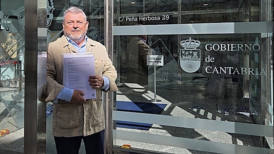 Juan Carlos Cuesta, promotor de la recogida de firmas con el documento que ha entregado en el Gobierno.