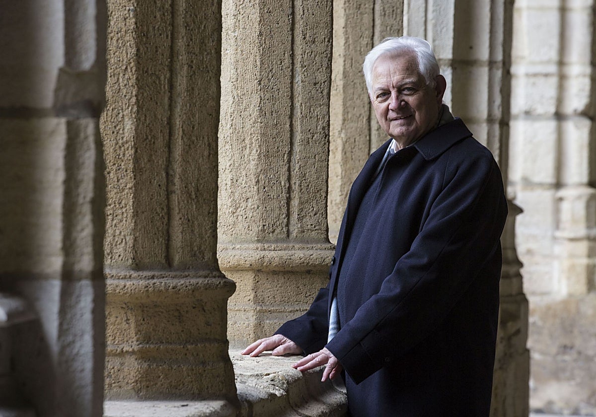 José Vicente Pérez, en el claustro de la catedral de Santander.