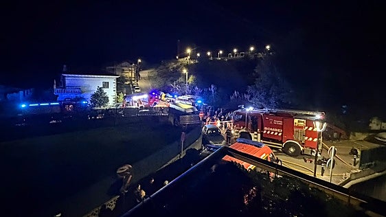 Un incendio en un garaje de Parbayón obliga a desalojar a 22 familias