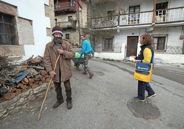 Una cartera, conversa con dos vecinos en Val de San Vicente