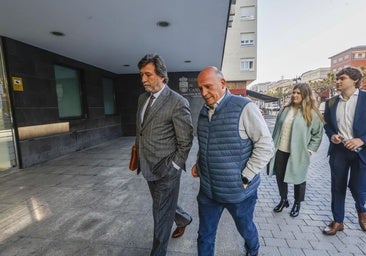 Ángel Rodríguez, a la derecha, junto a su abogado y diputado Cristóbal Palacio.