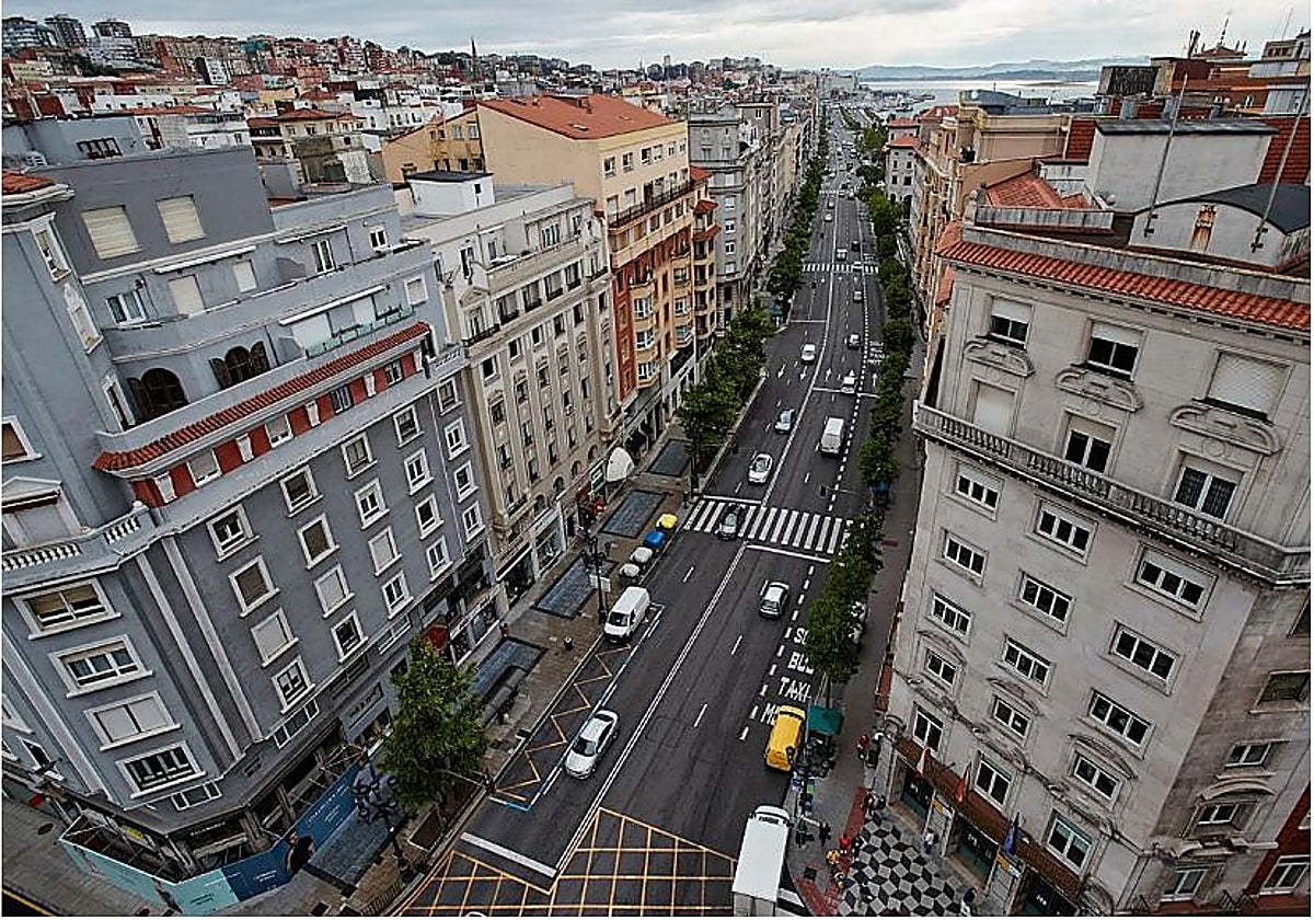 La calle Calvo Sotelo y el Paseo Pereda al fondo.