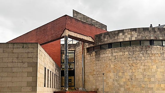 Así quedó el edificio tras el derrumbe de parte de la fachada en pleno verano.