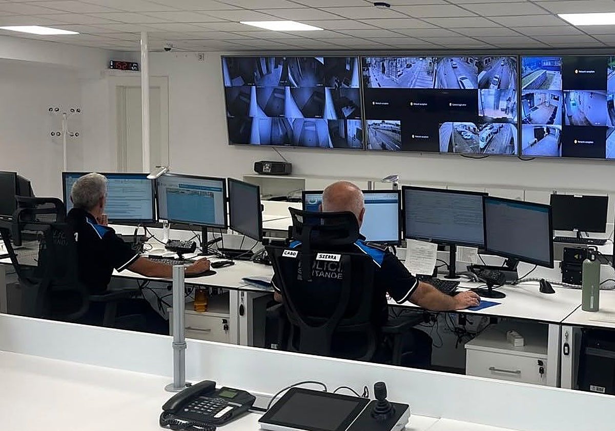 Dos agentes trabajan en la sede de la Policía Local de Santander.