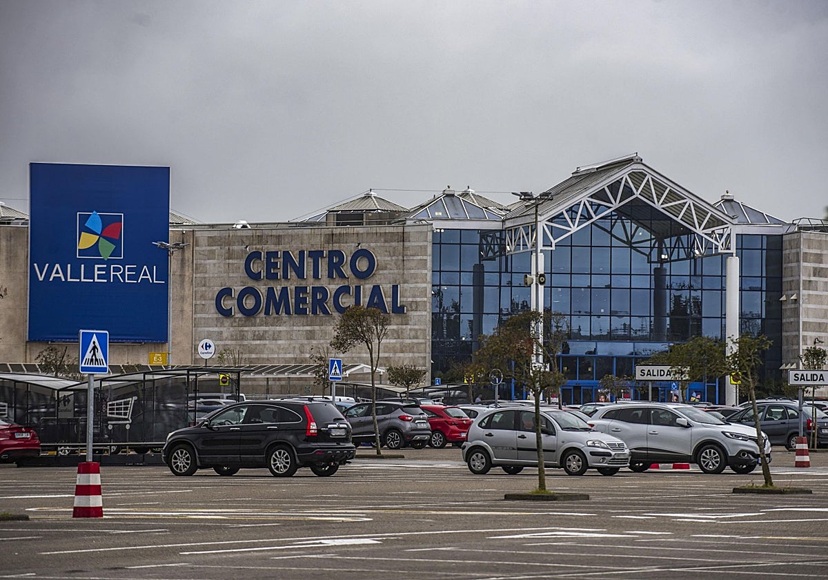 Imagen de la zona de la entrada principal del centro comercial Valle Real.