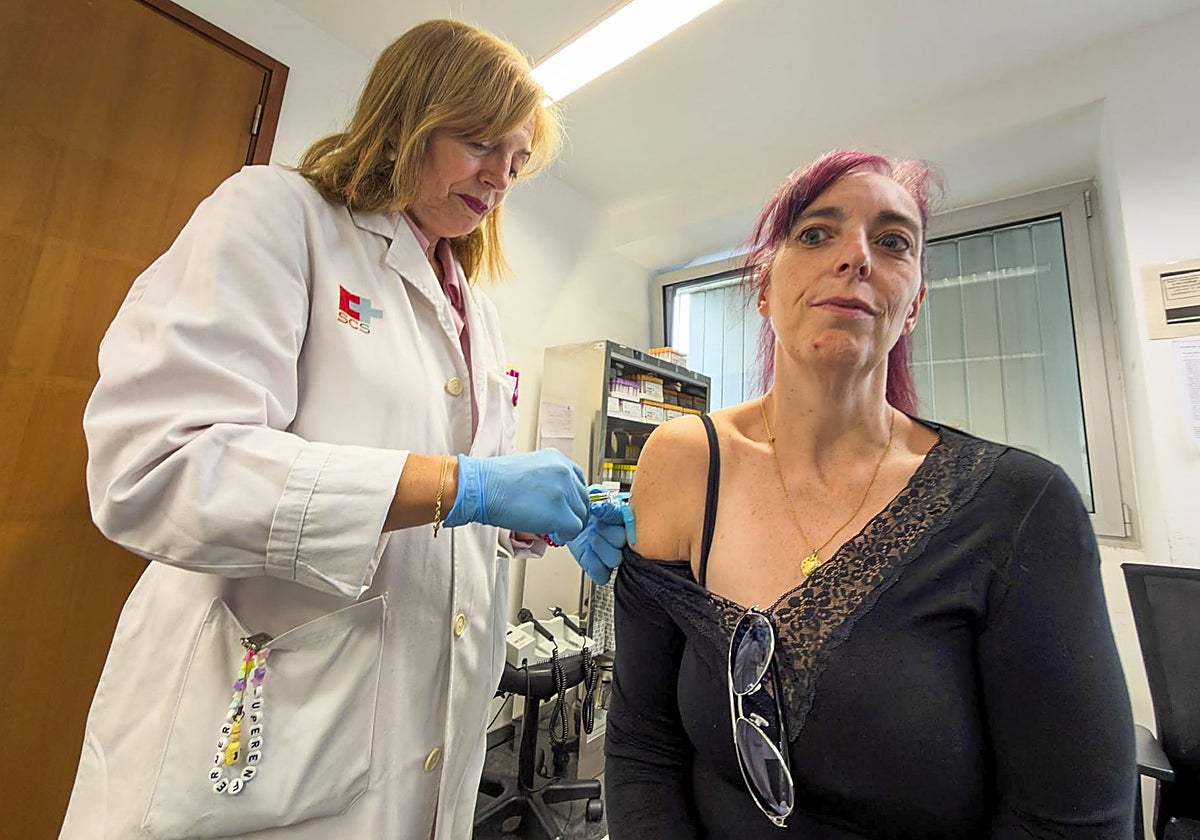 Una enfermera del centro El Sardinero administra la vacuna antigripal.