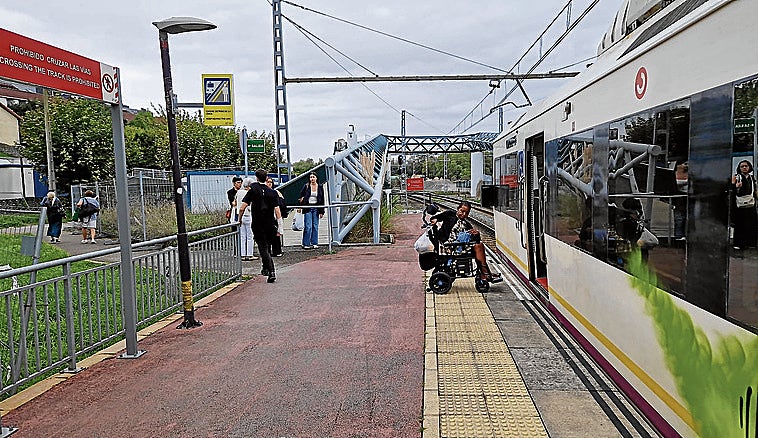 Usuarios de la estación de tren de Requejada critican su mal estado