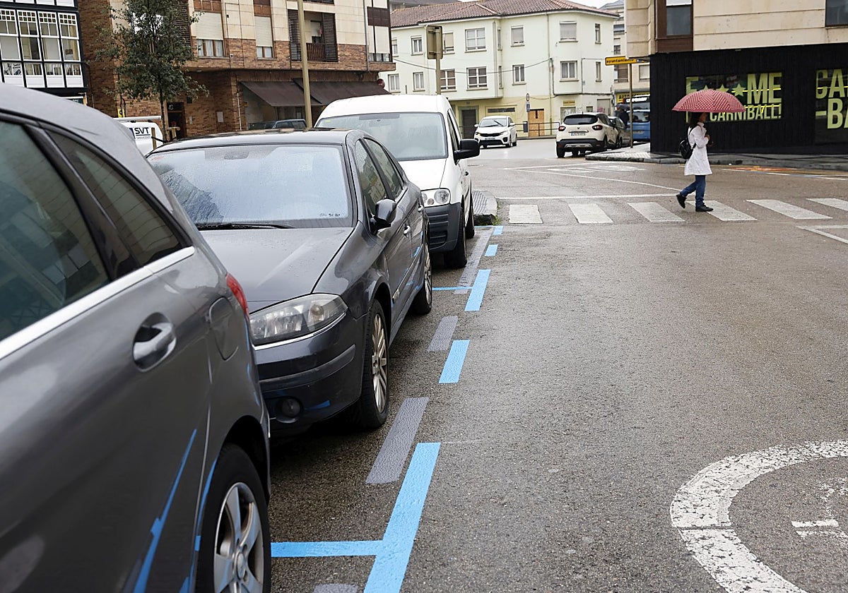 Torrelavega comienza a pintar las plazas azules del aparcamiento en rotación