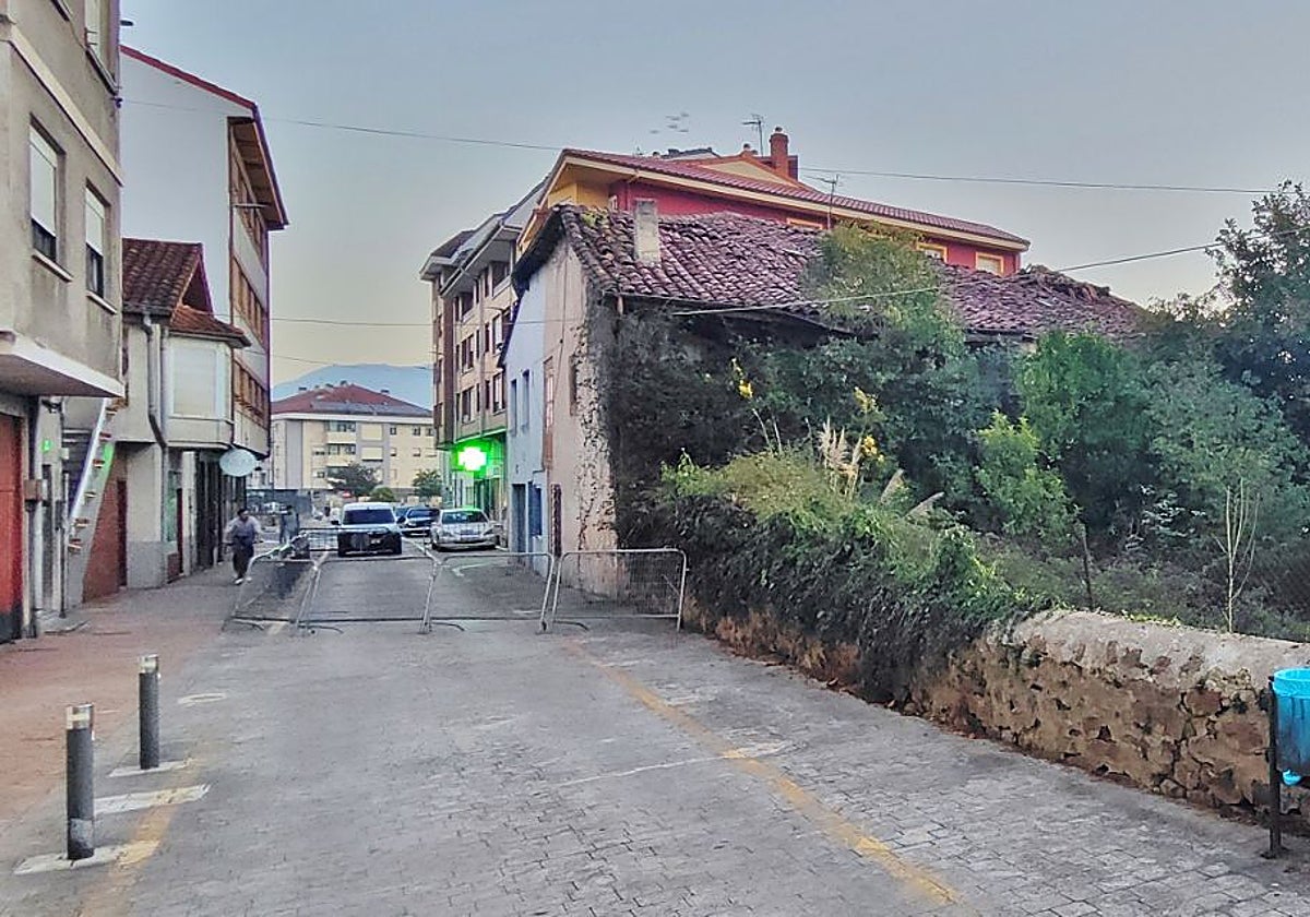 Los Corrales corta la calle Hermanos Salas por desprendimientos en un viejo bloque de casas