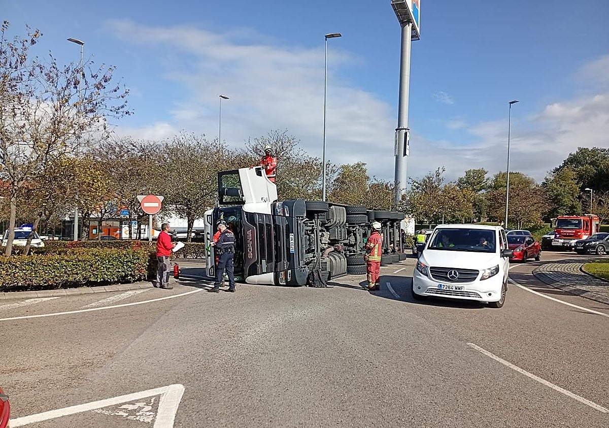 Un camión vuelca en la rotonda de Tanos