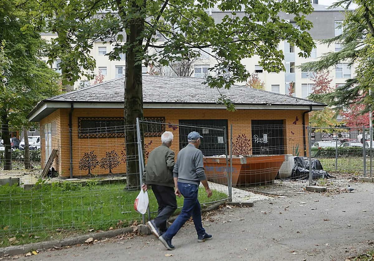 La reforma de los baños del parque Manuel Barquín, parada tras discrepancias con la empresa