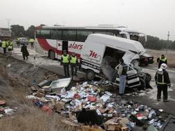 Una furgoneta chocó con un autobús en la carretera N-240, en el término municipal de Barbastro (Huesca), accidente en el que ha muerto otra persona y trece han resultado heridas, una de ellas de carácter grave. /EFE