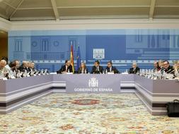 Zapatero ha recibido en La Moncloa al grupo de expertos en gripe A para revisar las medidas a tomar en los meses siguientes. / Efe