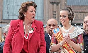 La alcaldesa de Valencia, Rita Barberá (i). / Manuel Bruque (Efe)