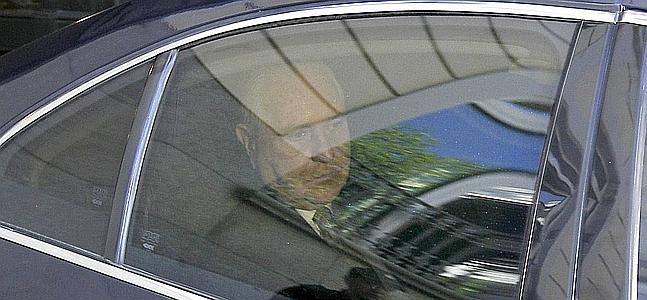 Carlos Dívar, tras haber presentado su dimisión. / Foto: Ballesteros (Efe) | Vídeo: Atlas