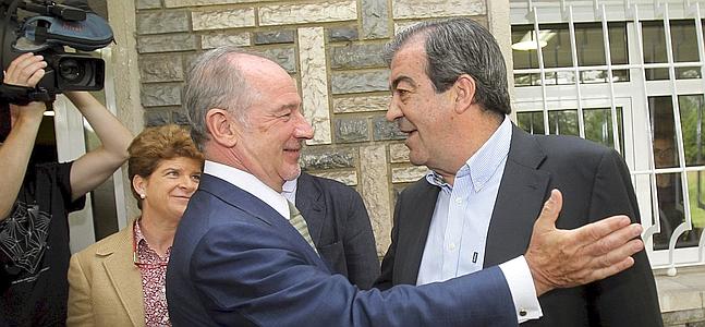 Rato y Cascos se saludan en los cursos de la Granda. / J. L. Cereijido