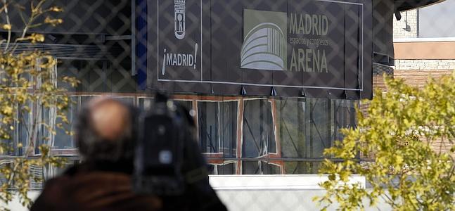 Un reportero toma imágenes del Madrid Arena. / Javier Lizón (Efe)