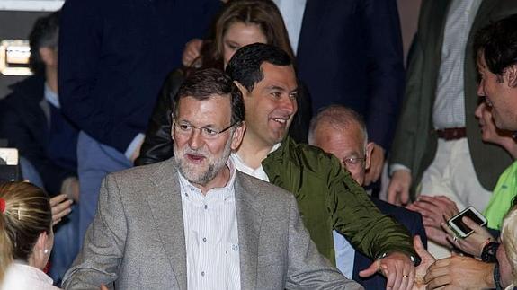 Rajoy, junto a Juanma Moreno, a su llegada al mitin en Roquetas de Mar.