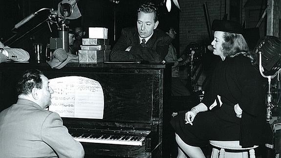 El compositor Erich Wolfgang Korngold, con Paul Henried y Bette Davis preparando la BSO de 'Deception'.