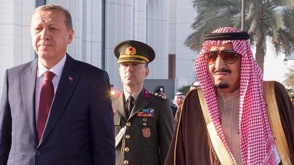 Erdogan (izq.), junto a Salmán bin Abdulaziz, rey de Arabia Saudí. 