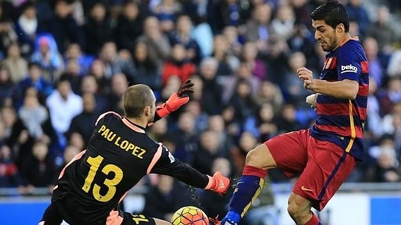 Luis Suárez (d) disputa un balón. 