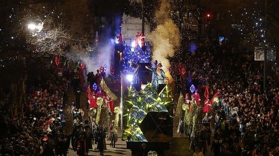 Las carrozas reales durante la cabalgata de los Reyes Magos en Madrid.