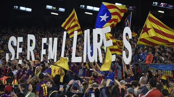 Banderas esteladas y mensajes independentistas durante un partido del Barça en el Camp Nou.