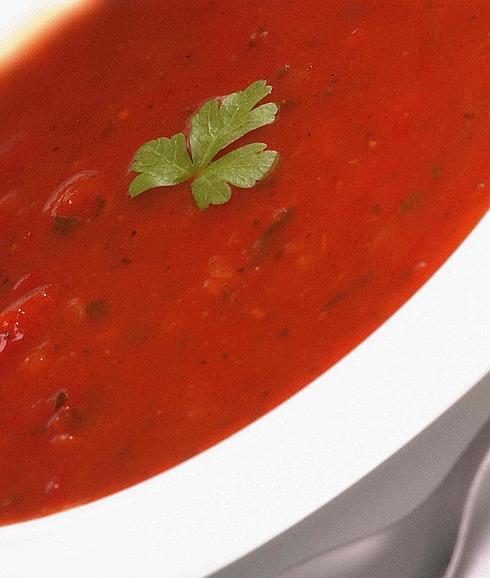 Hay que intentar que el paciente inicie la ingesta con un alimento frío y ácido, como esta sopa de tomate, de ese modo se estimula el acto de deglutir.