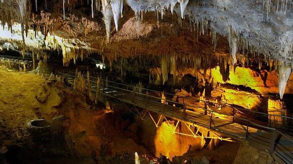 Imagen del puente Fantasma del interior de la cueva del Soplao (Imagen: Juan Colina - Cantur)