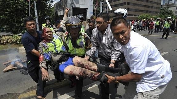 Un policía herido es trasladado al hospital tras la explosión.